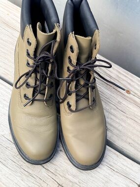 Women’s Olive Green Lace-Up Boots Size 9 Chunky Platform Combat Style A437T